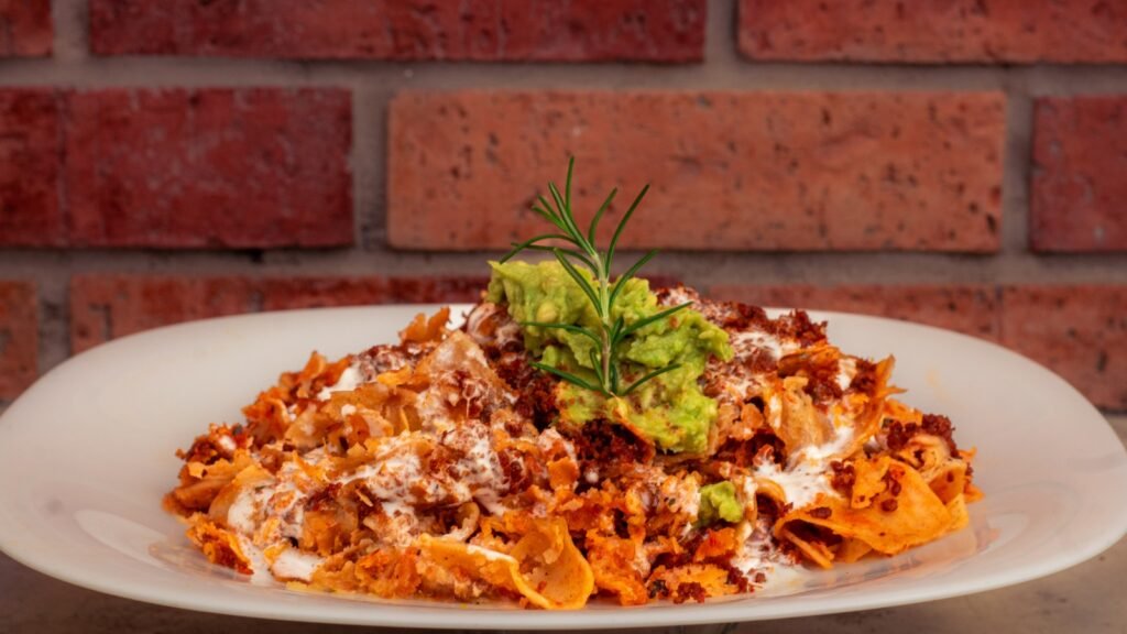 Imagen de chilaquiles con chorizo tradicional