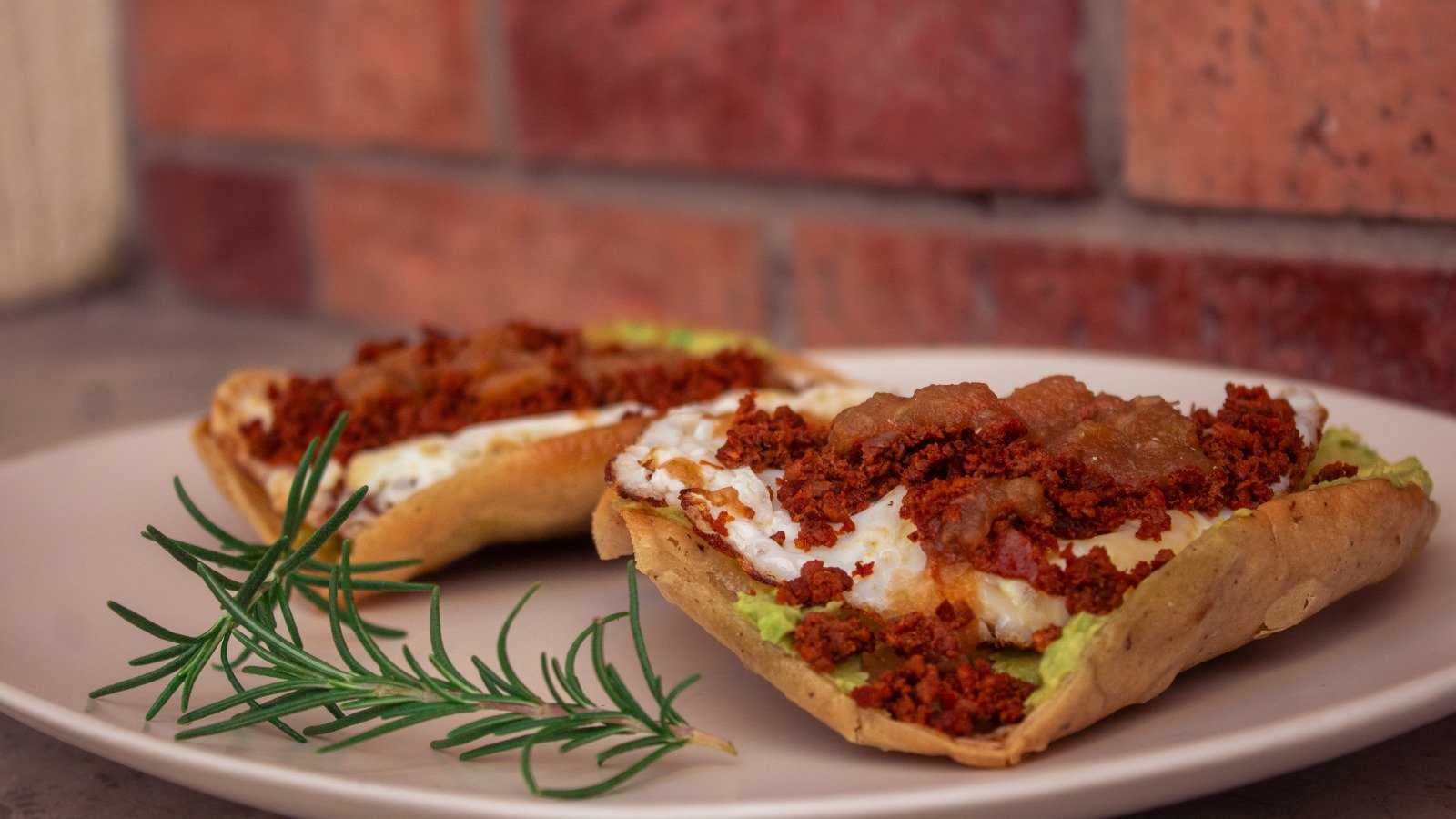 imagen de molletes con chorizo