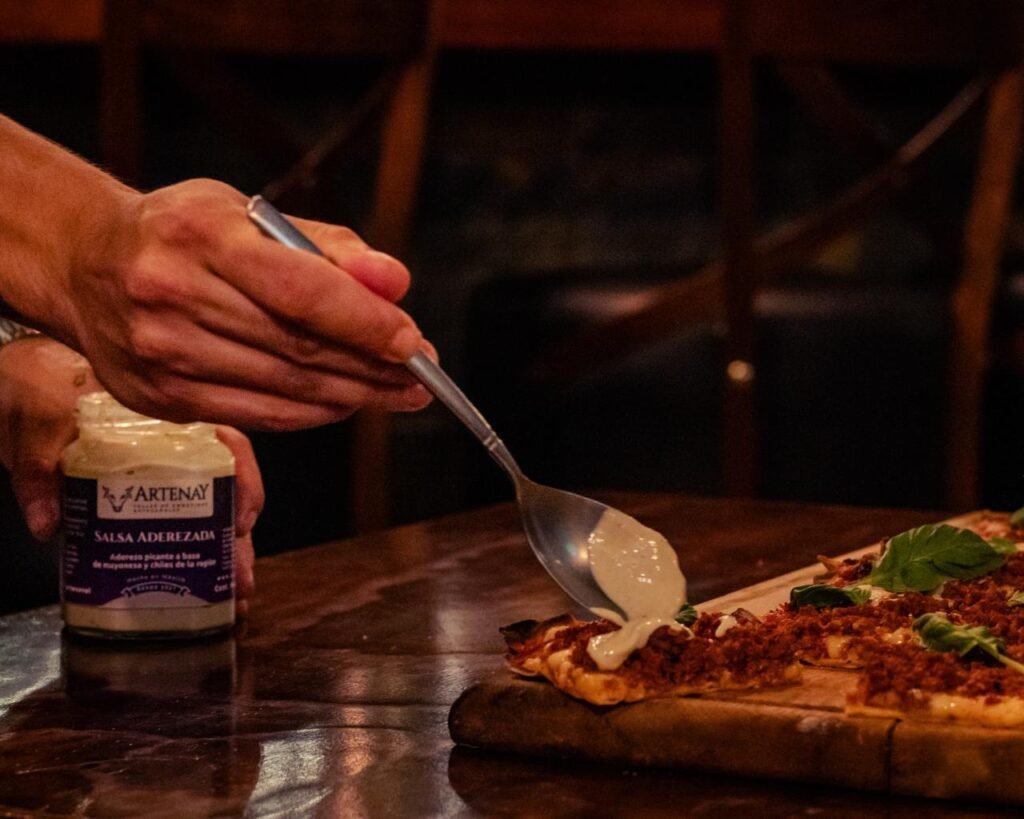 imagen de pizza con salsa aderezada